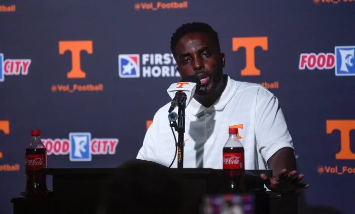 Tennessee’s Defensive Architect, Tim Banks, Emerges as Top Candidate for Head Coaching Vacancy.