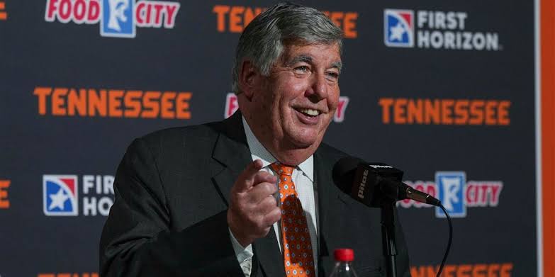 Voice of the Vols’ Bob Kesling Bids Farewell, Reflects on Iconic Career with Tennessee Sports.