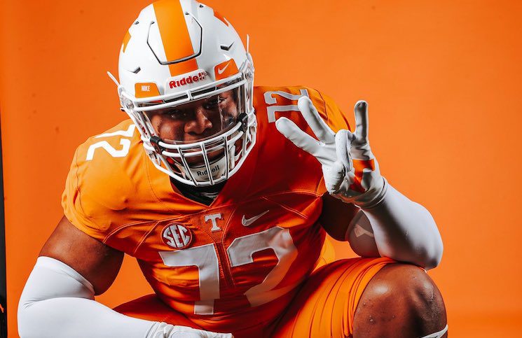 Vols’ Offensive Line Faces Shakeup as Key Player Announces Transfer Intentions.